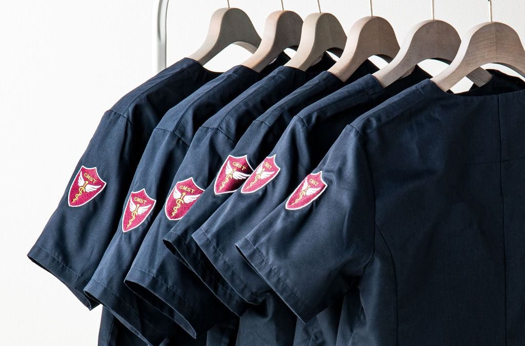 袖にロゴ刺繍を入れたスクラブ